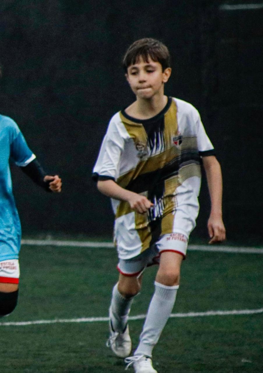 Diego concentrado durante o jogo de futebol